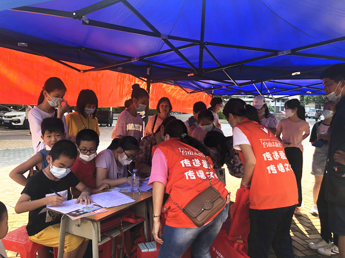 3.2020年8月8日，市發(fā)改局組織義工到六福山莊延福苑門口開展環(huán)境保護(hù)、法治宣傳主題活動(dòng)。_副本.jpg