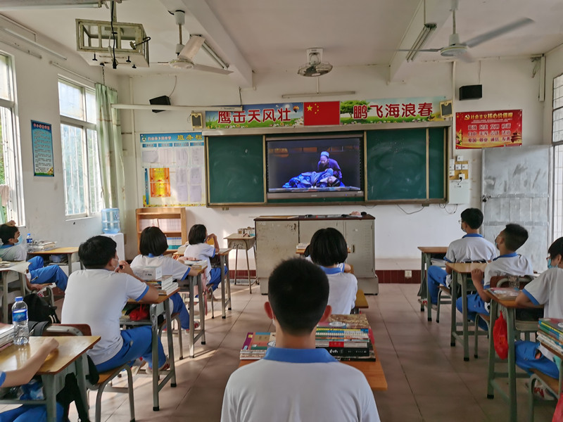 下川中學(xué)學(xué)生觀看《鐵骨丹心林基路》影片_副本.jpg