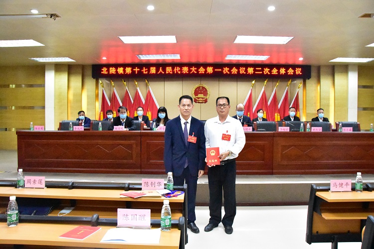 陳釗華為李越宏同志頒發(fā)當(dāng)選證.JPG