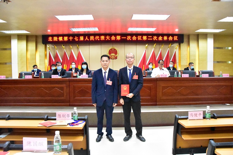 陳釗華為馬健平同志頒發(fā)當(dāng)選證.JPG