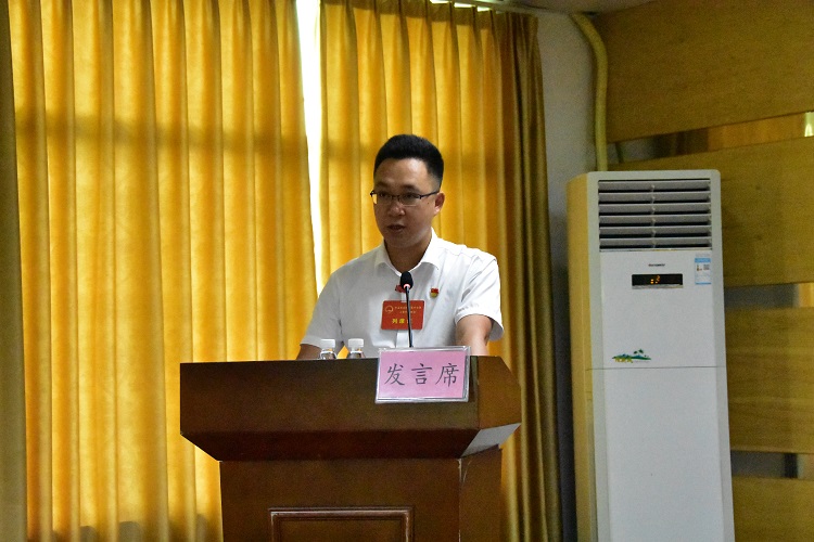 副鎮(zhèn)長(zhǎng)候選人陳志威同志作政府工作報(bào)告.JPG