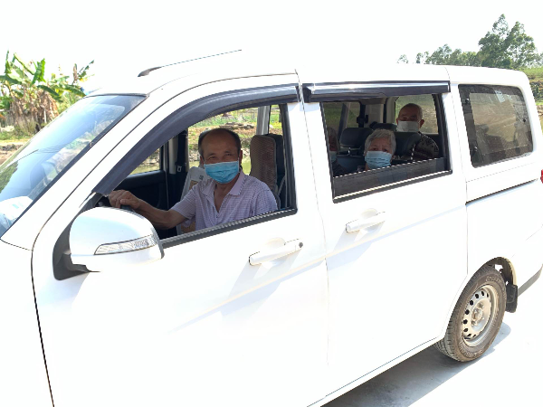 村干部租車護(hù)送老人前往接種.jpg