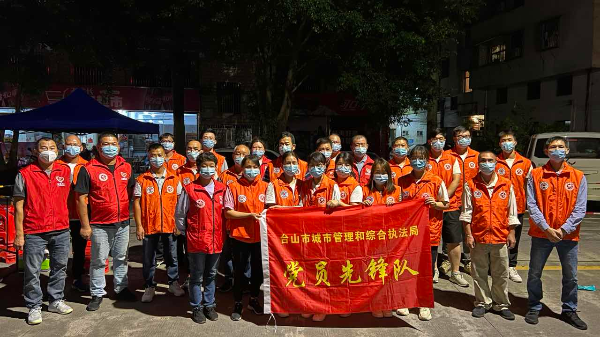 3.市城管執(zhí)法局黨員干部在怡景花園前核酸檢測(cè)點(diǎn)開展志愿服務(wù)工作.jpg