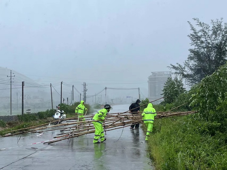 梁建文與村“兩委”干部拆除危險建筑，排除風險隱患點 (2).jpg