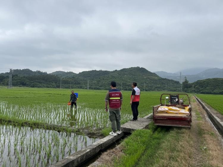 在北陡鎮(zhèn)寨門村，黨員志愿者和網(wǎng)格員一對一走訪了解村民在春耕生產(chǎn)中的實際困難。 (1).jpg