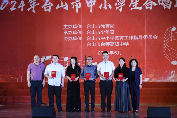 中學(xué)組優(yōu)秀指導(dǎo)老師代表頒獎.JPG
