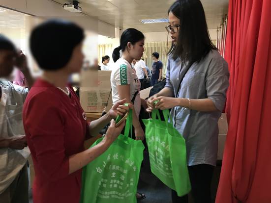 講座結束后工作人員為到場人員派發(fā)健康禮品