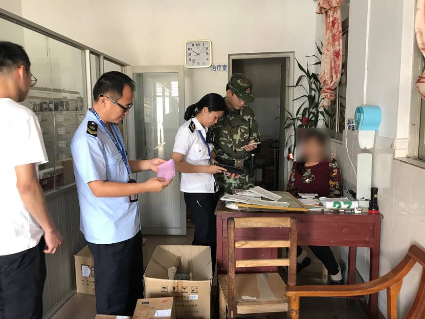2執(zhí)法人員詢問黑診所經(jīng)營情況
